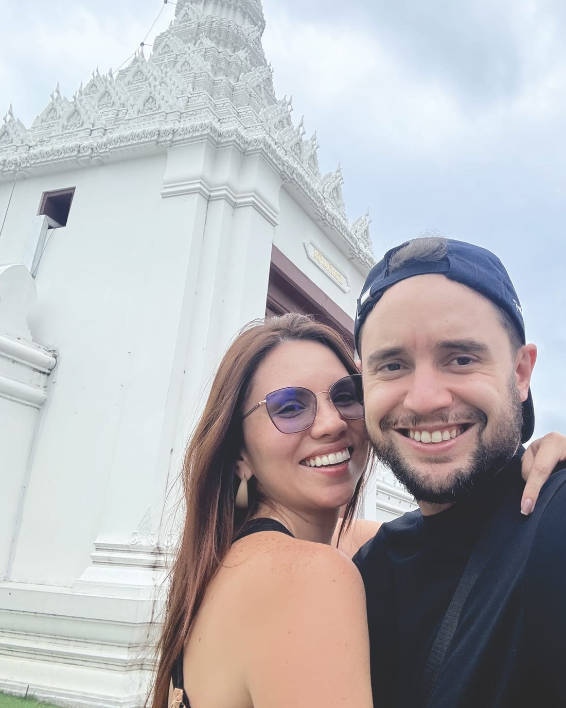 Katherine y David frente a un templo de Asia